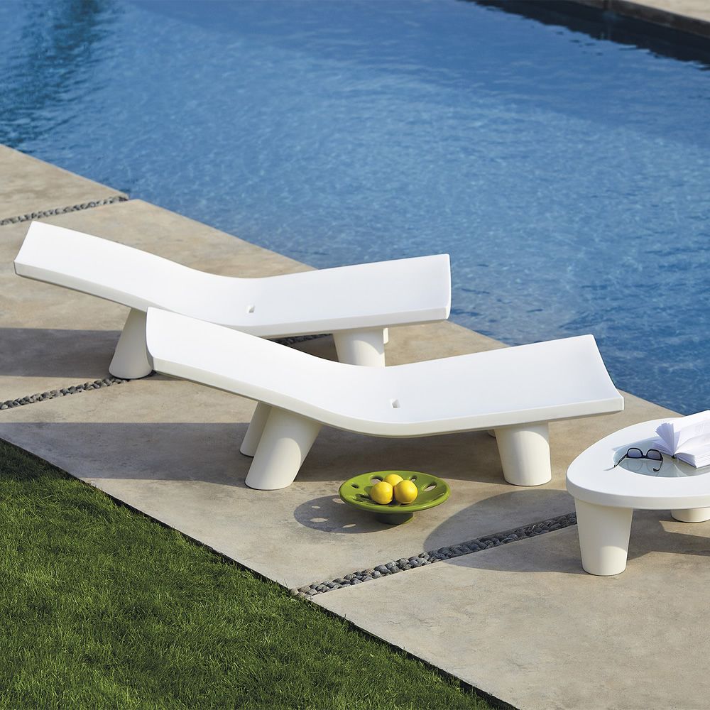 hires low lita lounge chaiselounge aus polyethylen in der farbe weiss fur den garten mit beistelltisch low lita table kombiniert