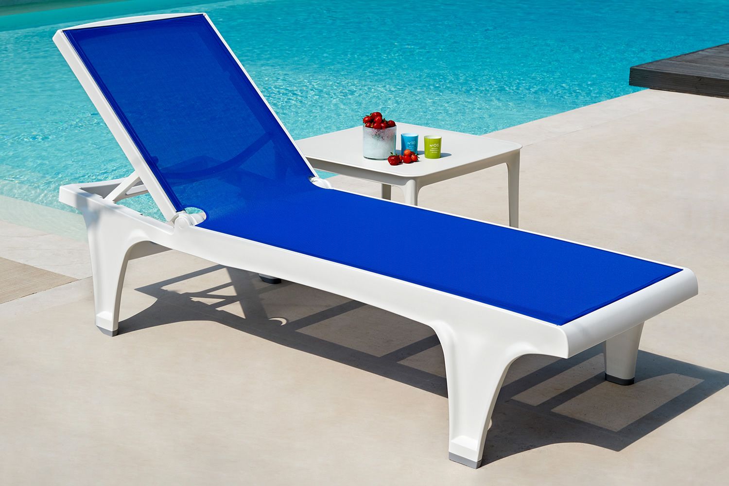 лежаки для бассейна. шезлонг poly 3d model. Sun bed. Sun bed. много шезлонгов с матрасами.