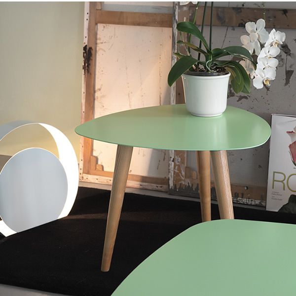 Nord1 - Designer Beistelltisch aus Holz, mit dreieckiger Platte aus