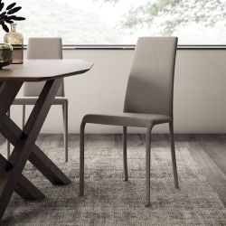 Dora Sedia di Natisa interamente rivestita in similpelle o