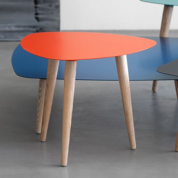 Nord1 - Designer Beistelltisch aus Holz, mit dreieckiger Platte aus