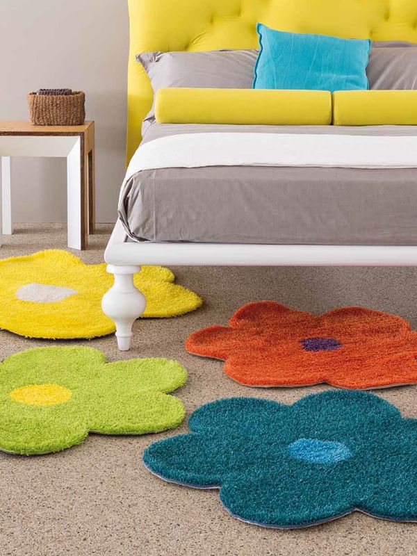Daisy Coloured rug in the shape of a flower different colours
