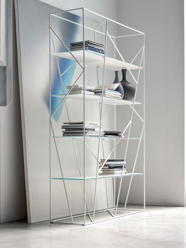 etagere metal verre servant de bibliotheque