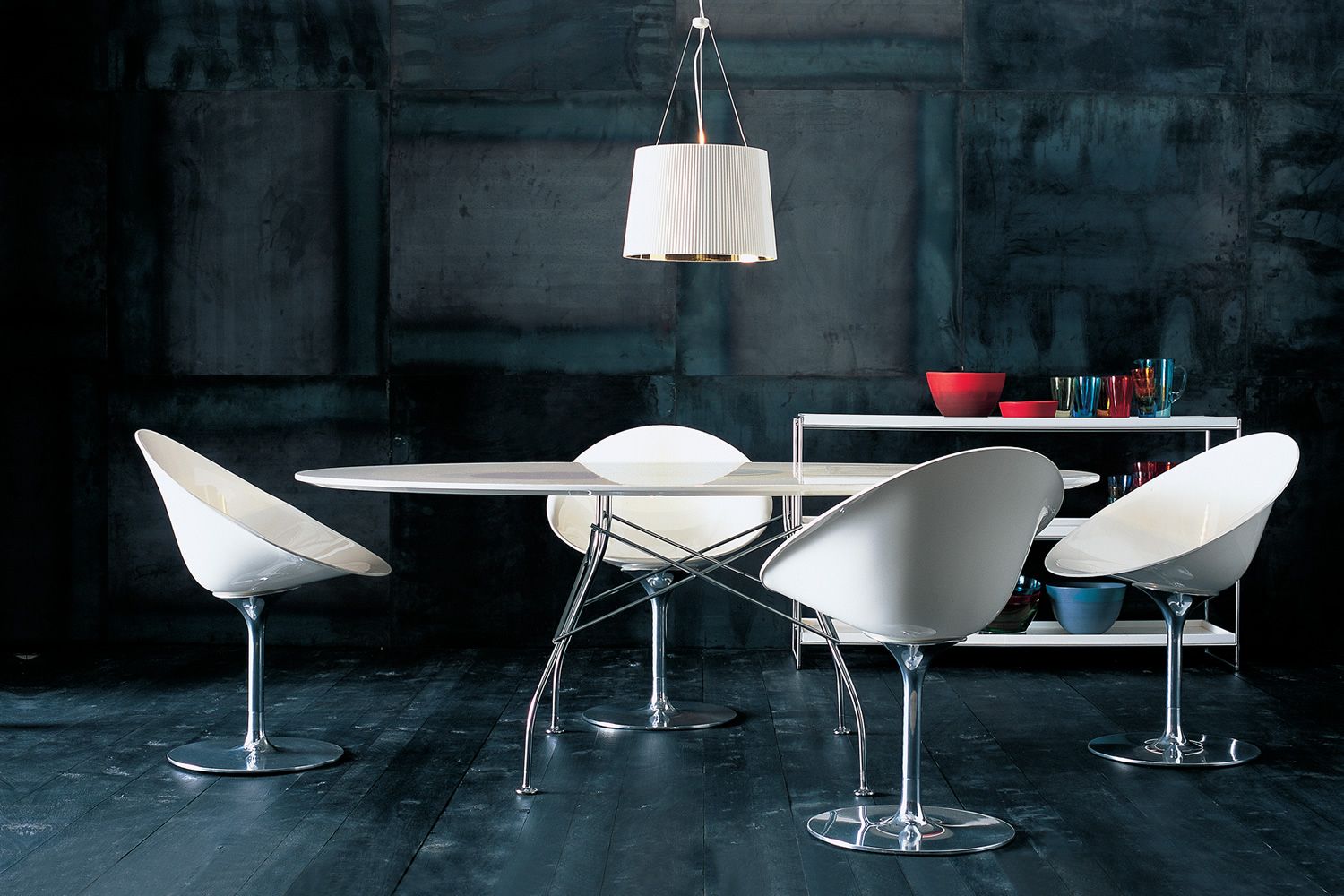 EroS Chaise pivotante Kartell, piétement central en aluminium et